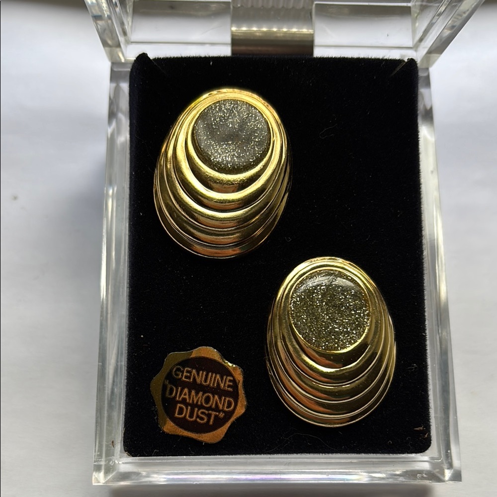 🟥Brand New Oval Stud Earrings With Diamond Dust, Gold Tone